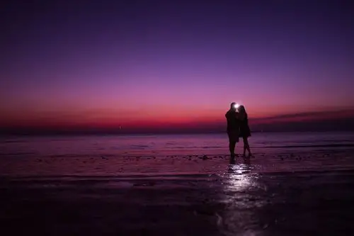 晚霞旁用手机拍照的小情侣 - 人物类 摄影大赛2015 - 国家地理中文网