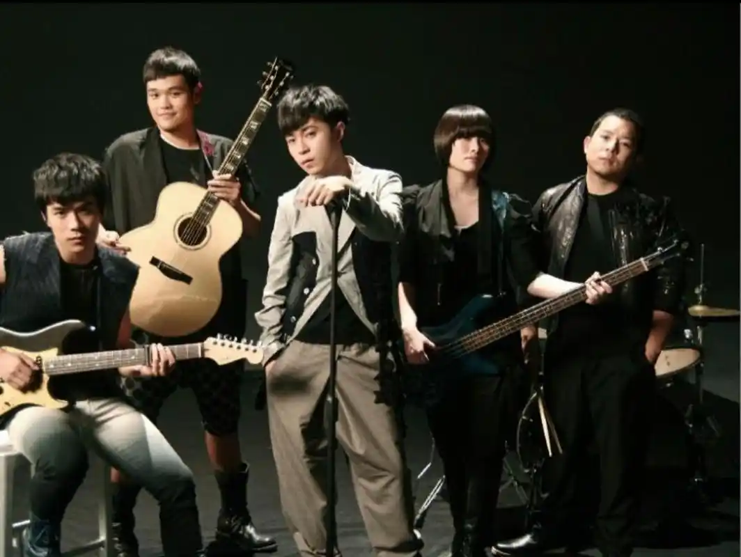 苏打绿的《小情歌》是一首非常受欢迎的歌曲,以下是我对它的评价:1.