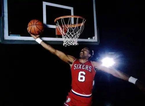 这是j博士的经典动作,也是他的成名之作,是在nba历史长河中能与乔丹