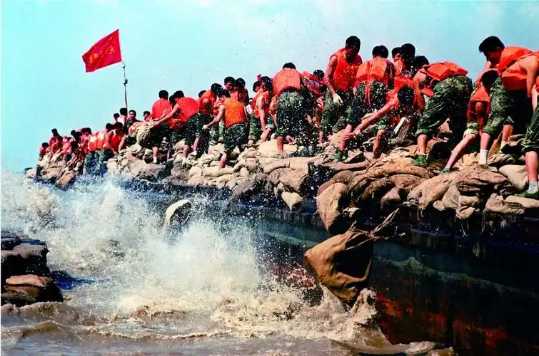 洪水围城,98年危机再现,缺了保障可不得了!