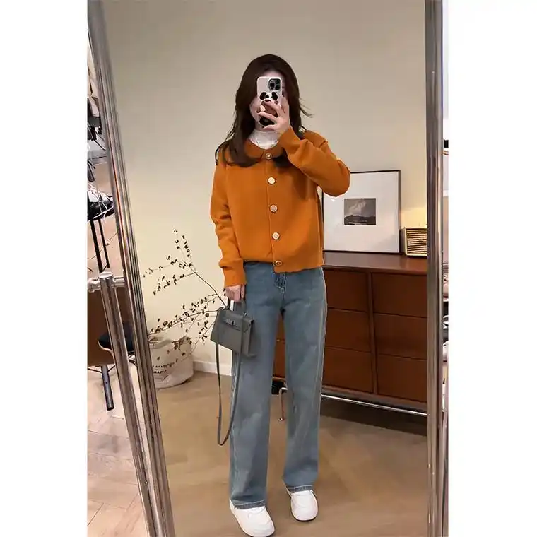 橘黄色毛衣真的太好看了,搭配牛仔裤简直是完美组合!