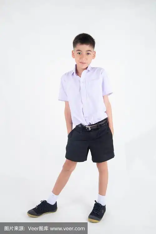 一个穿着学生制服的亚裔小男孩,背景是白人