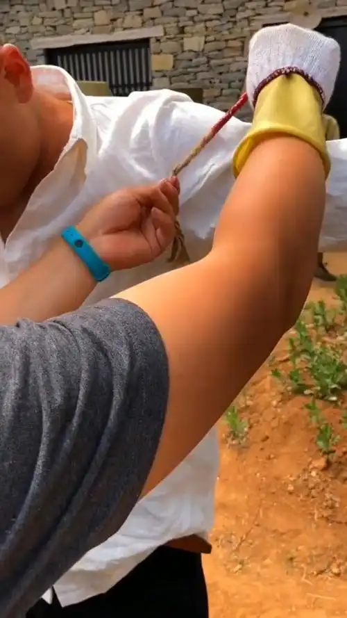 娱乐#原来电视剧里的挨鞭子,是这么拍出来的,被骗了20多年了!-度小视