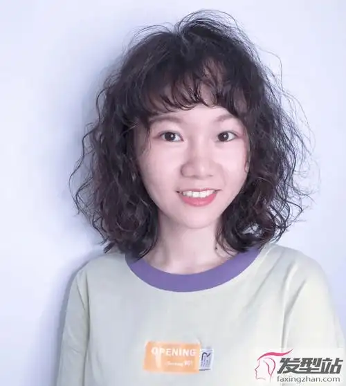 2021头发流行烫小卷 小卷烫发造型复古时髦_发型站_最新流行发型设计