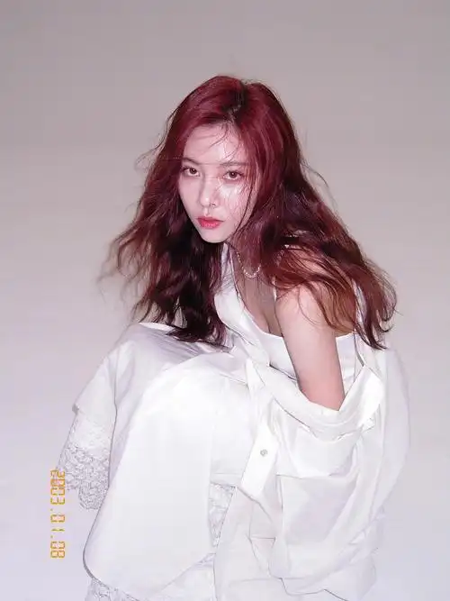 宋妍霏身着zhangyuhaoss21水溶蕾丝吊带裙展露迷人缱绻之魅力