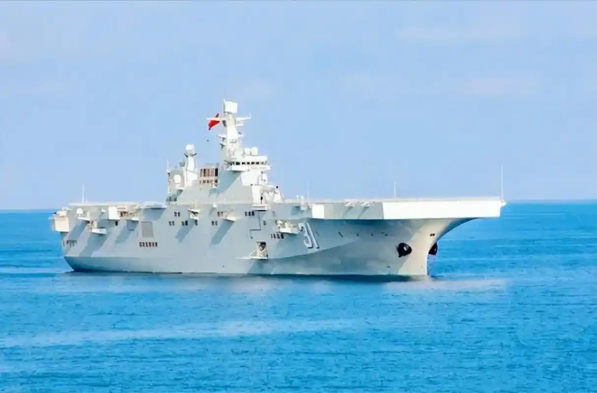 人民海军的3艘075型两栖攻击舰 31海南舰,舰训:忠诚,无畏,精武,善战