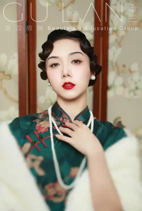 谷兰美妆教育频道的化妆造型作品《军阀夫人复古旗袍造型》