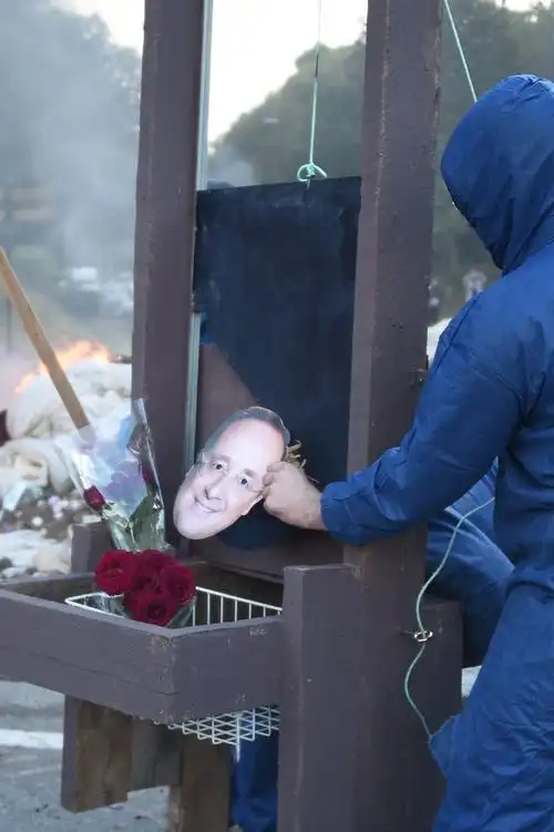 法国农民抗议财政负担过重奥朗德惨上断头台