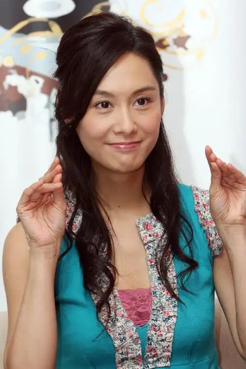 p>朱茵,1971年10月25日出生于香港,中国香港影视女演员,歌手,毕业于