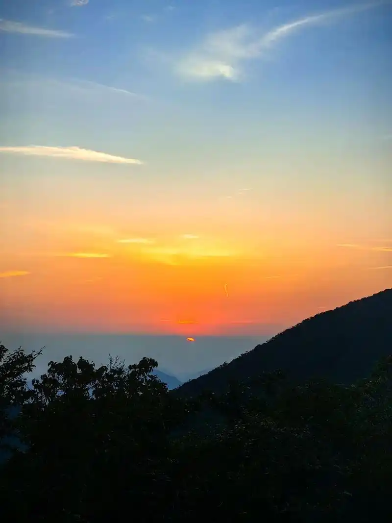 初见,内心激动万分,很是震撼! 原来早起的太阳如此红火,光芒万丈!