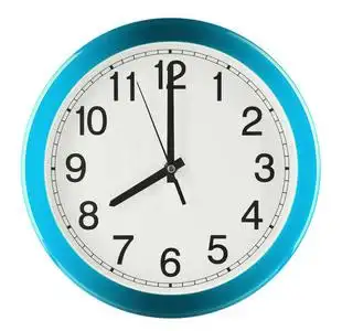 办公室时钟显示晚上8点或上午8点白色背景隔离的挂钟.