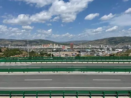 秦安县城夏日的午后,沿着平天高速公路一路行至天水市秦安县,公路在