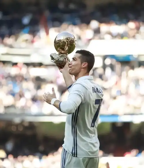 皇马足球记忆本期足球记忆白衣c罗帅图集