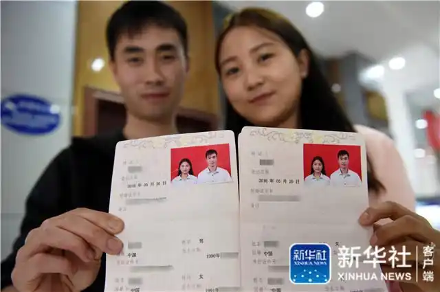 "520"准新人扎堆领证秀恩爱