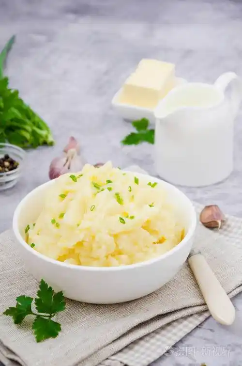 土豆泥黄油牛奶大蒜和大葱放在一个灰色背景的碗里俄罗斯传统的乌克兰
