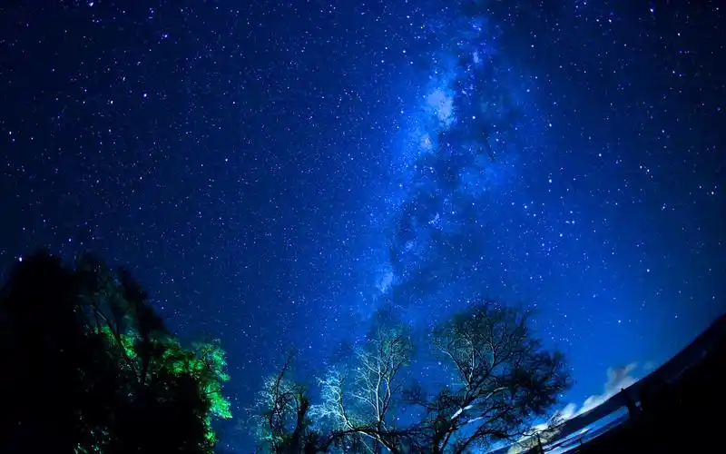 夜晚璀璨星空高清桌面壁纸