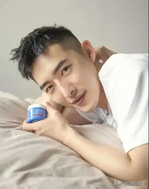 男生夏季换发型无论怎么剪,两边铲的短发最受欢迎,越剪越帅