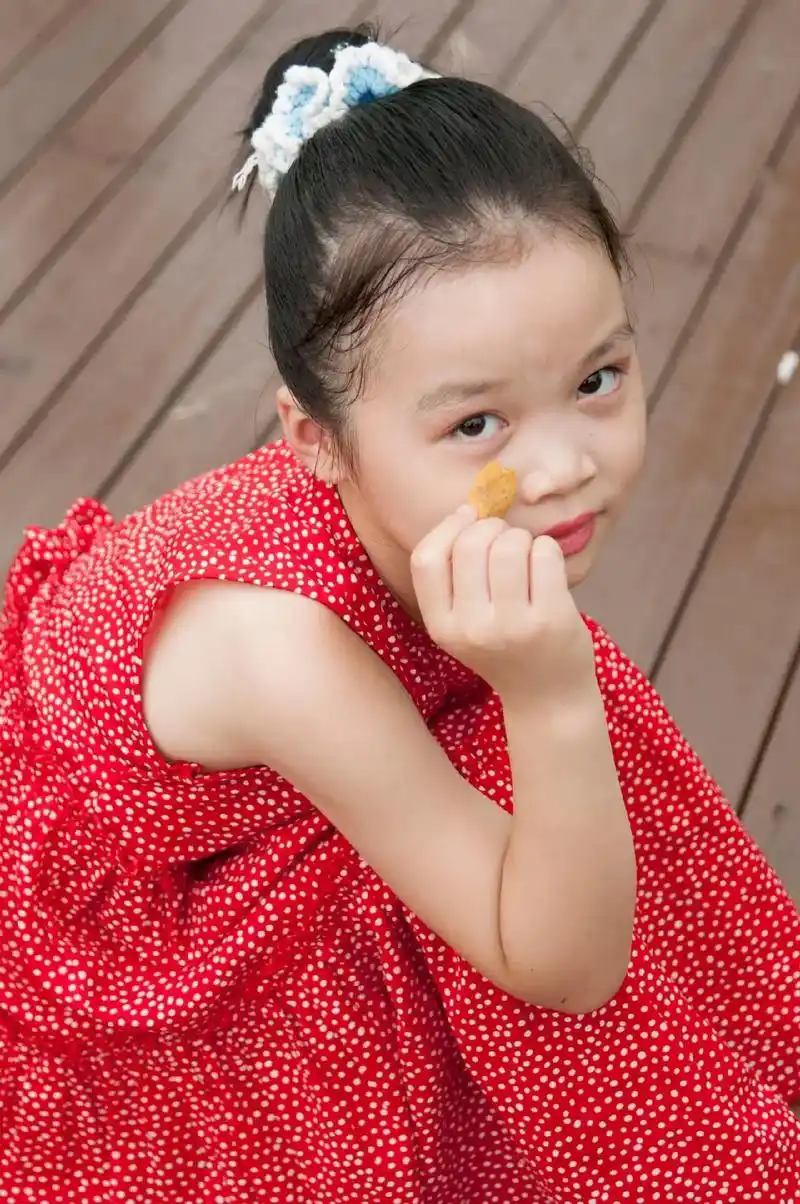 最纯真的笑容#原创 #超有镜头感的小女孩 #夏日写真 - 抖音