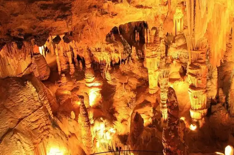 在那曲东部各县的群山峻岭中,分布着许多奇特的天然溶洞,最神奇的是