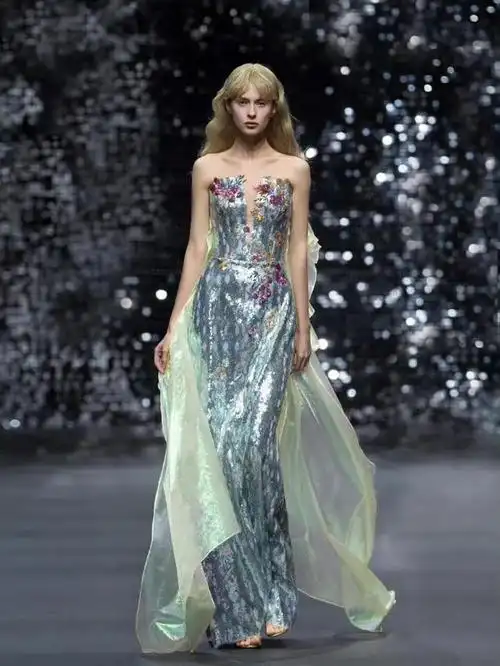 在高级定制的秀场上,超模们的绝美造型成为了绝对的焦点.