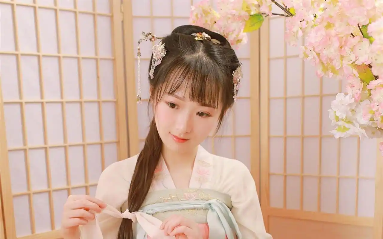 甜美古装汉服美女高清桌面壁纸