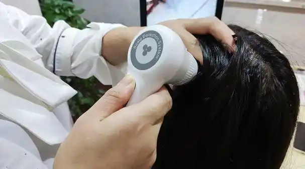 专业的头皮检测仪,放大头发200倍给你对发状有个全新认识可以更深一步