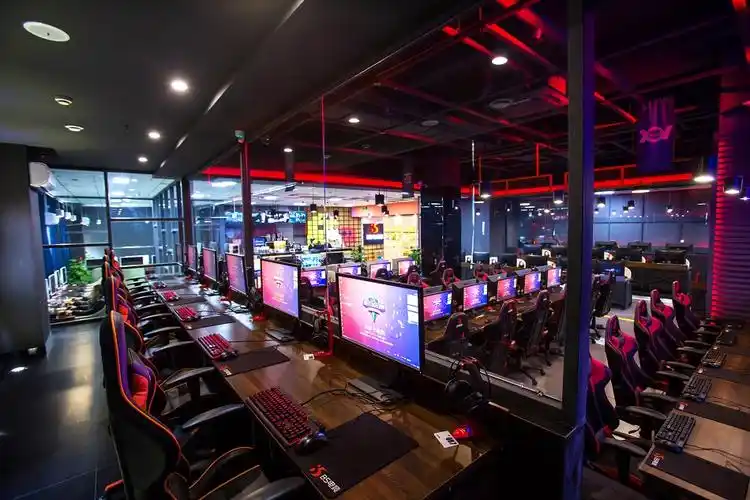 这八支外来战队,竟然不约而同选择了同一家电竞馆作为赛前训练基地