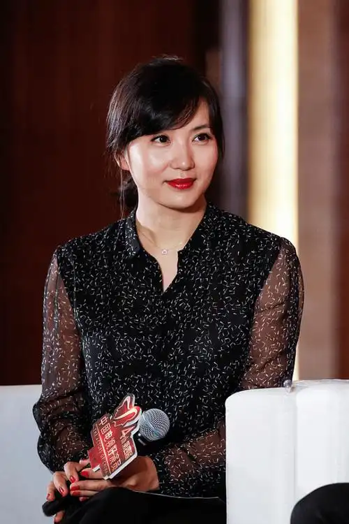 原创陈好还是当年那个万人迷穿黑色衣服涂红唇美艳大方不老气