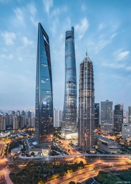 属于真正的上海之巅,投资148个亿,历史8年才建成,它整个建筑是绿色的