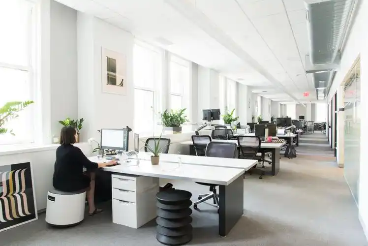 高端高端办公室装修图片-城起装修效果图