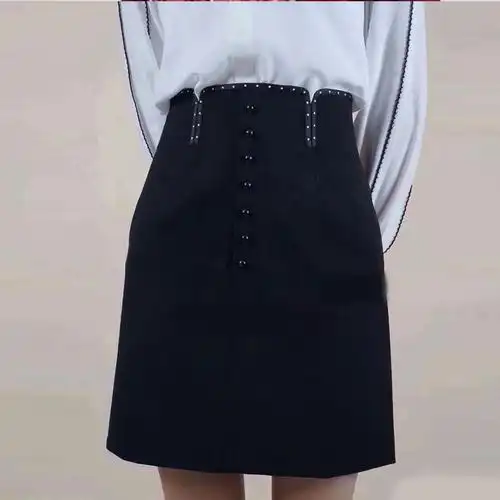 成熟的裙子,但是有些女性就会担心穿了一步裙之后迈不开步子不太方便