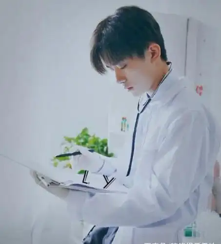 同样是医生装王俊凯呆萌王源撞脸白敬亭而看到千玺想生病
