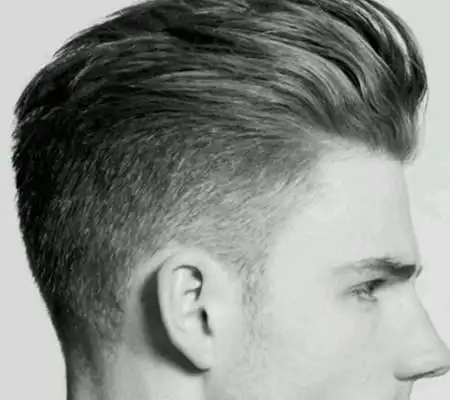 足够整齐的背头莫西干展现出男人庄重而严肃的态度,发型本是带有一定