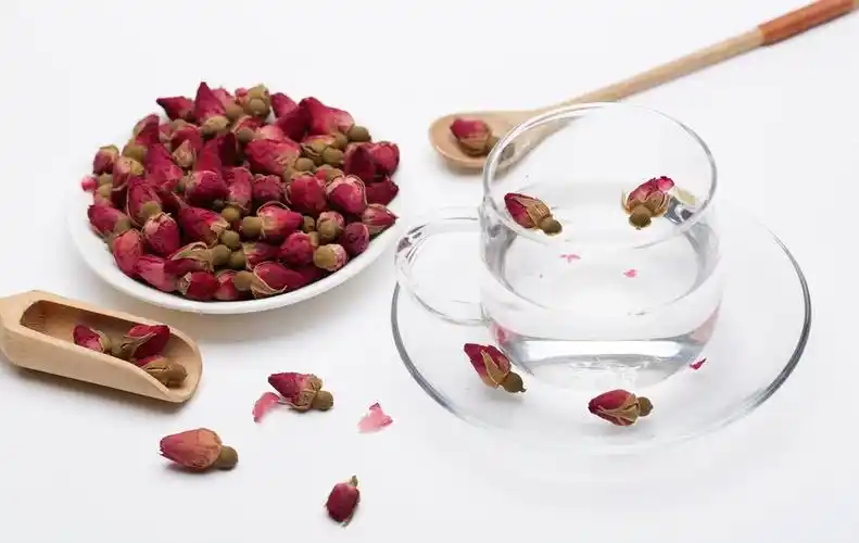 玫瑰花泡水喝的正确方法(玫瑰花泡水喝的正确方法和用量)
