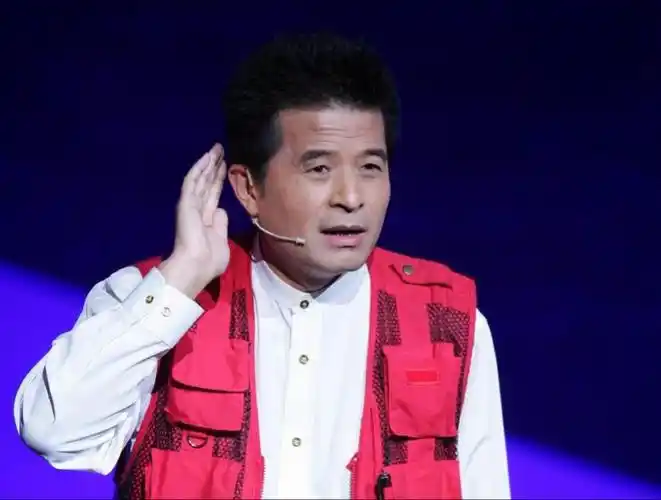 毕福剑亮相一身休闲装一双塑料拖鞋