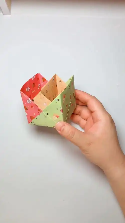 如何用彩纸折桌面笔筒?