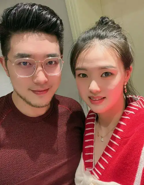 咧嘴搞怪;张常宁身穿红色大v领口毛衣;最令人好奇的是沈梓捷女朋友,一