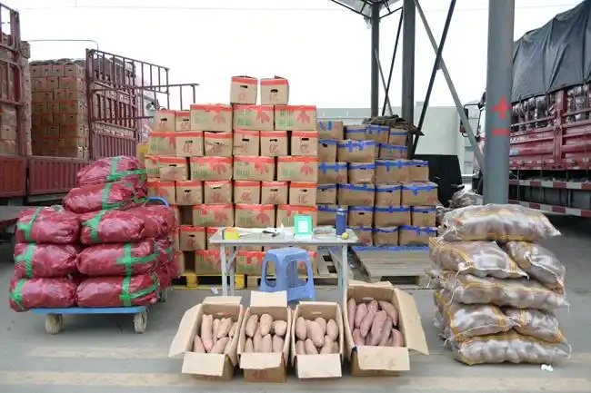 摊位上摆放的红薯据了解,自我省本轮疫情发生后,全省商务部门立即行动