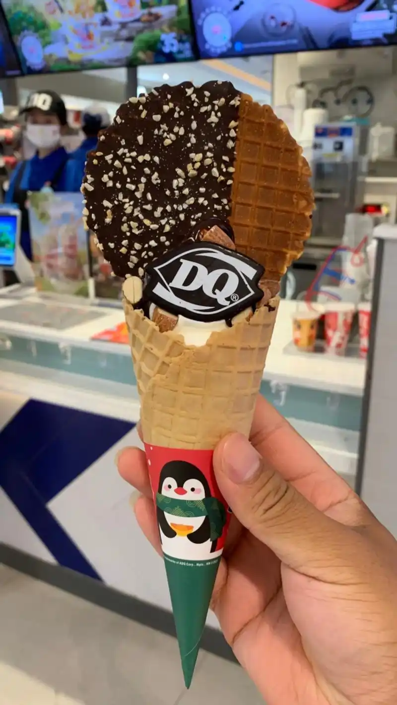 dq又上新品啦.在华夫甜筒内加入软冰淇淋,淋上浓郁细腻的巧克 - 抖音