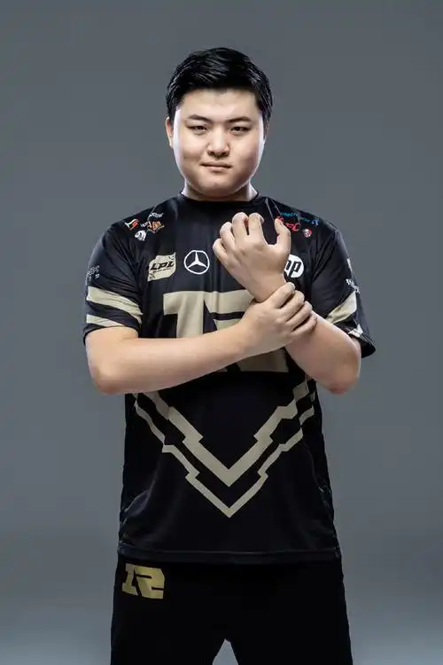 uzi直播被路人吐槽,没有uzi实力但有其脾气,随后uzi的反应亮了