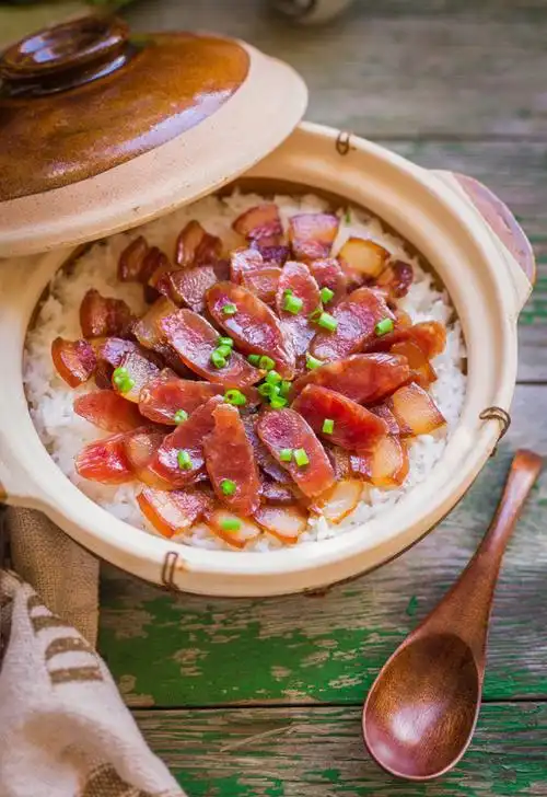 美味至极的广式腊味煲仔饭,在家里自己动手就可以做,上桌就抢光