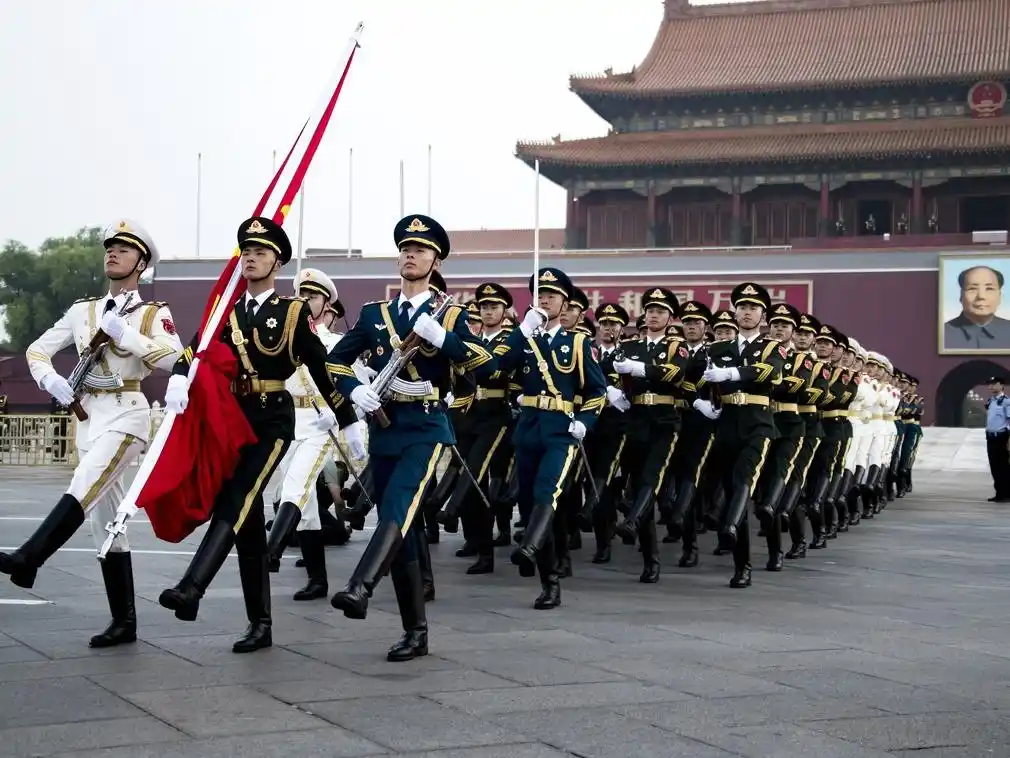 解放军天安门国旗护卫队迎来首个建军节升旗仪式