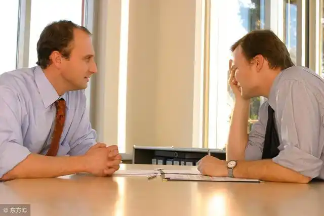 交谈中,应始终保持与对方目光的接触,这是表示对话题很感兴趣.