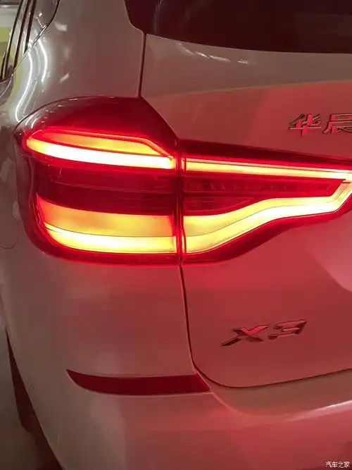 尾灯造型亮起来很漂亮,不亮的话车尾略丑