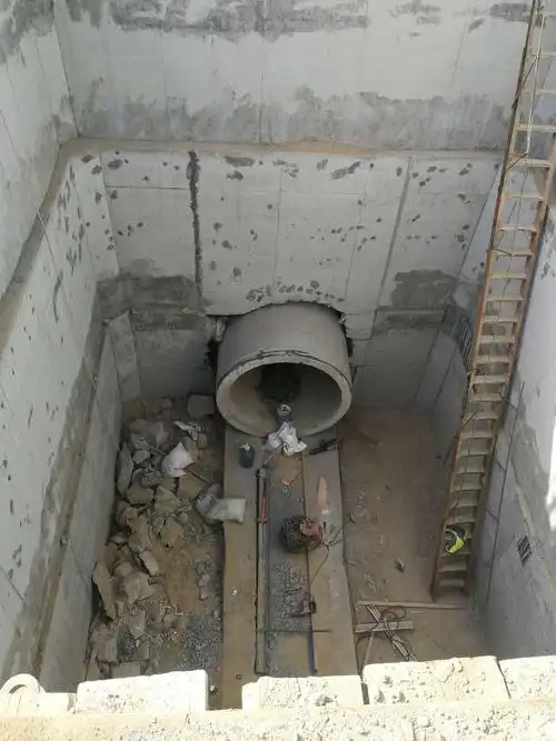 y30工作井今日顶管2.5m,累计顶进30m,y30至y31井段顶管完成.