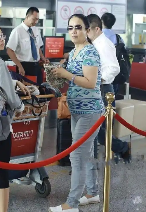 吕丽萍牛仔裤选错码,穿成"翻车现场"挺尬,阿姨辈追时髦不容易