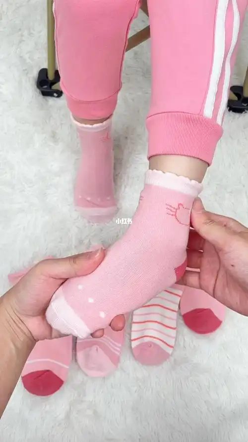 粉粉色的袜子应该是每个女孩97的菜吧袜子是精梳棉的材质,柔软96