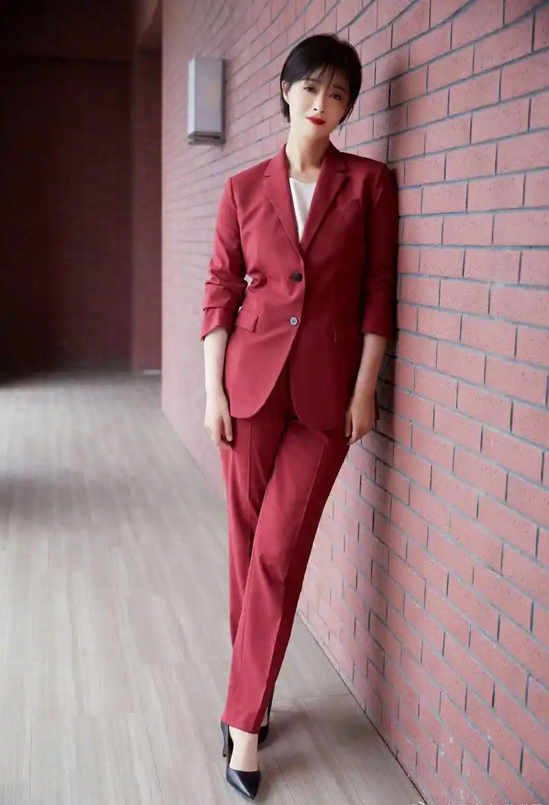 蒋欣这次穿对了,棕色大衣配白衬衫干练潇洒,虽然显壮但气场全开