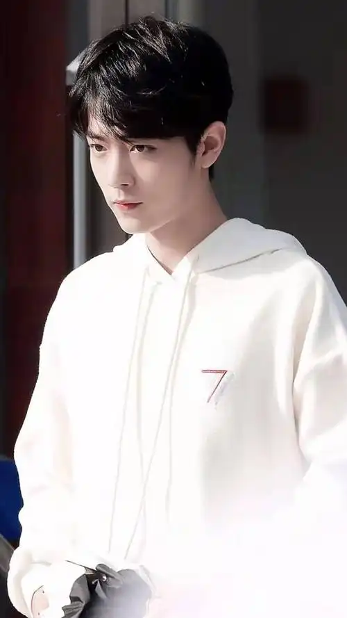 肖战下班照白色卫衣搭配牛仔裤清爽又帅气