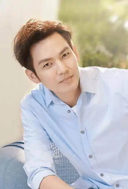 原创钟汉良47岁生日近照曝光年近半百依然皮肤白皙身材维持的相当好